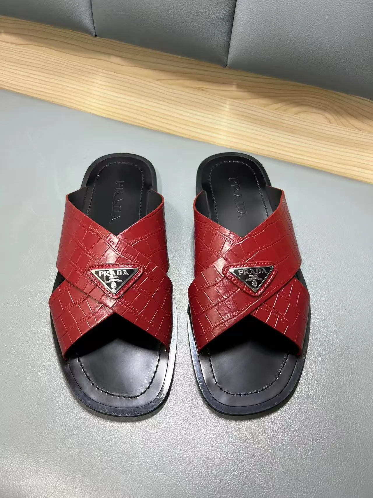 340💰PRADA Prada’s latest slippers are synchronized with the official website. This slipper is made of the brand’s unique and iconic Saffiano leather. The brand logo jumps out from the double straps, and the brand style is clearly visible. Cowhide gives men elegant charm and functional design, making it an ideal choice for vacation and leisure. Size:38-45